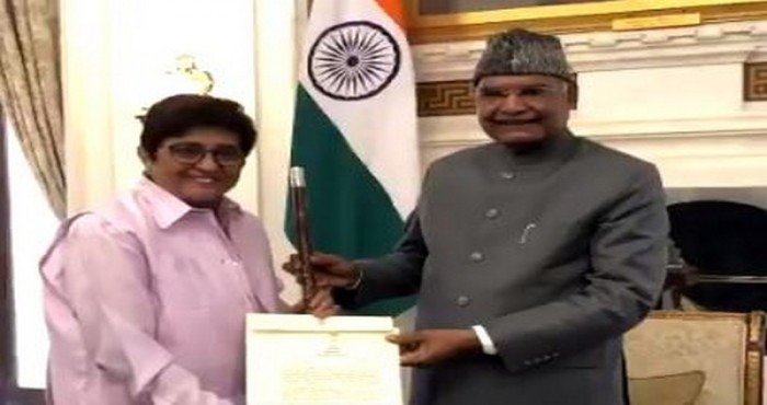 राष्ट्रपती राम नाथ कोविंद यांच्यामार्फत किरण बेदी यांना 'बॅटन ऑफ ऑनर (Baton of Honor)' प्रदान