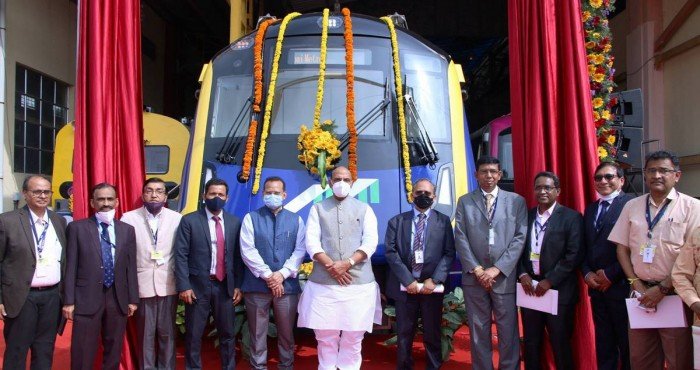 भारताच्या पहिल्या स्वदेशी विकसित विनाचालक मेट्रो कारचे राजनाथ सिंग यांच्या हस्ते अनावरण