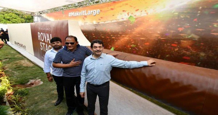 हैदराबाद क्रिकेट संघटनेमार्फत जगातील सर्वात मोठ्या क्रिकेट बॅटचे अनावरण