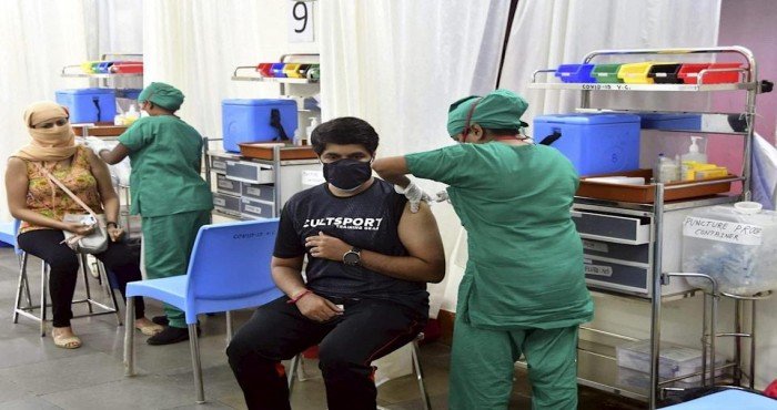 देशातील पहिल्या ‘ड्राइव्ह इन वॅक्सिनेशन केंद्राचे (Drive in Vaccination Center)’ मुंबईत अनावरण