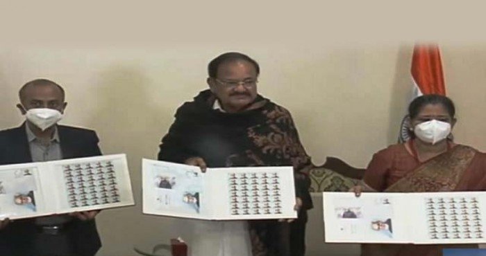 उपराष्ट्रपती व्यंकय्या नायडू यांच्या हस्ते माजी पंतप्रधान आय. के. गुजराल यांच्या सन्मानार्थ टपाल तिकीट जारी