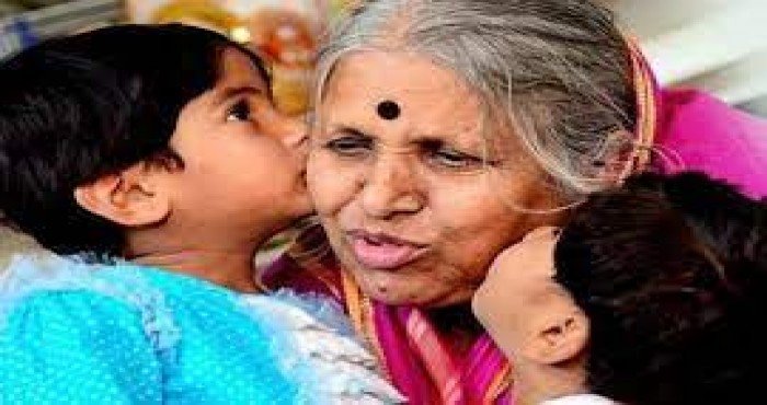 ‘अनाथांची माय’ म्हणून प्रसिद्ध असणाऱ्या सिंधुताई सपकाळ काळाच्या पडद्याआड