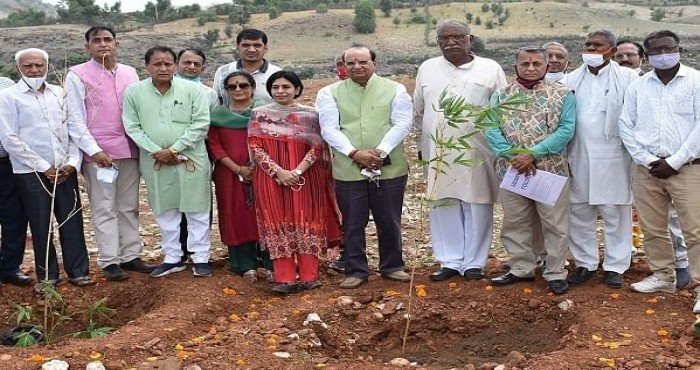 आदिवासींच्या उत्पन्नाला चालना देण्यासाठी खादी व ग्रामोद्योग आयोगामार्फत (KVIC) 'BOLD' नावाच्या प्रकल्पाचे अनावरण