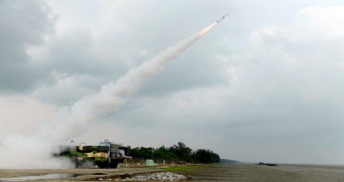 DRDO मार्फत पृष्ठभागावरून हवेत मारा करणाऱ्या ‘आकाश-एनजी (Akash-NG)’ क्षेपणास्त्राची यशस्वी उड्डाण चाचणी